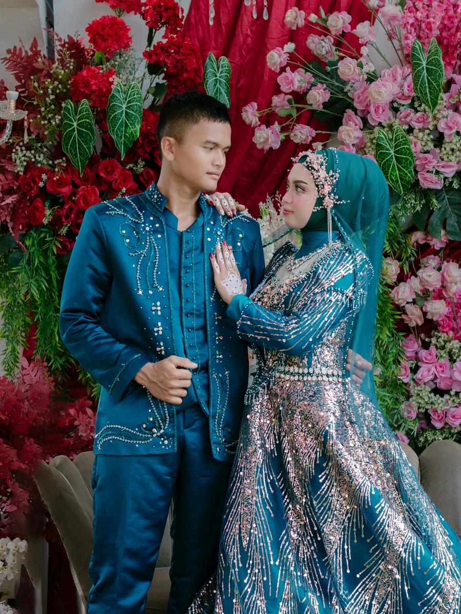 Pasangan berbusana adat biru; foto stok