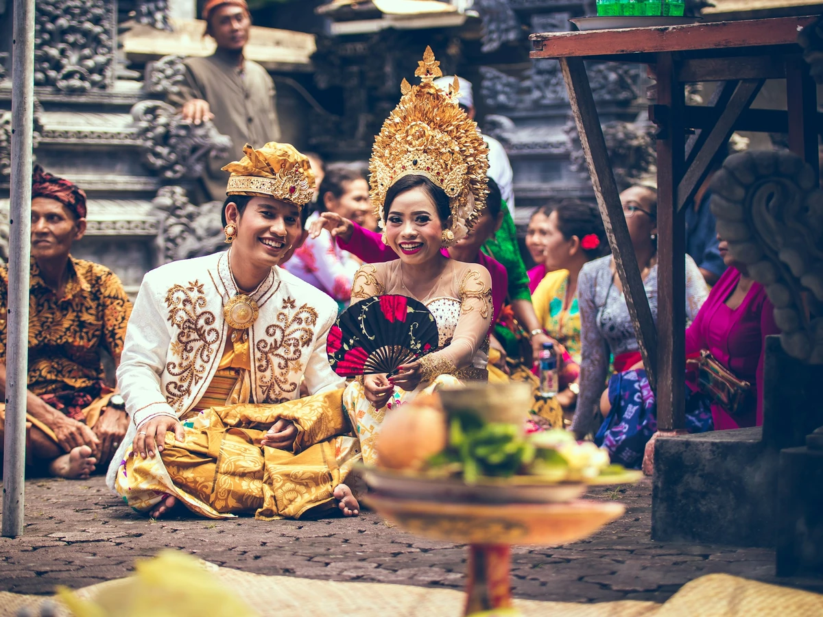 Pasangan berbusana adat Bali; foto stok
