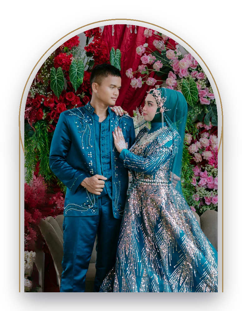 Pasangan pengantin berbusana adat dalam bingkai lengkung emas; foto stok