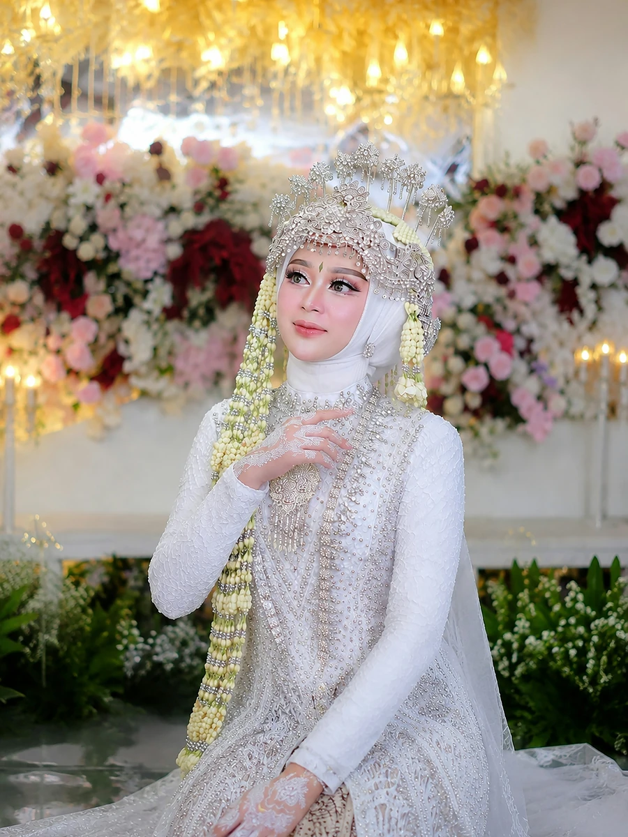 Pengantin perempuan berbusana adat putih; foto stok